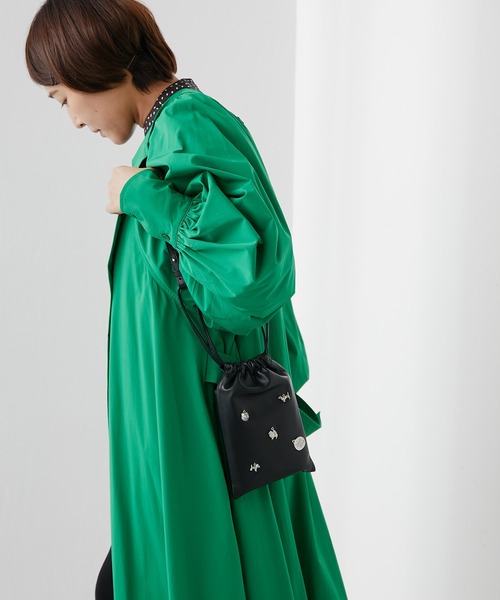 ear PAPILLONNER（イアパピヨネ）の「【Brooklyn Charm(ブルックリンチャーム)×ear】モバイル巾着ショルダーバッグ（ショルダーバッグ・レディース・ブラック×シルバー/ブラック×ゴールド・FREE）」の6枚目の写真
