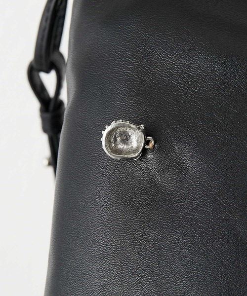 ear PAPILLONNER（イアパピヨネ）の「【Brooklyn Charm(ブルックリンチャーム)×ear】モバイル巾着ショルダーバッグ（ショルダーバッグ・レディース・ブラック×シルバー/ブラック×ゴールド・FREE）」の13枚目の写真