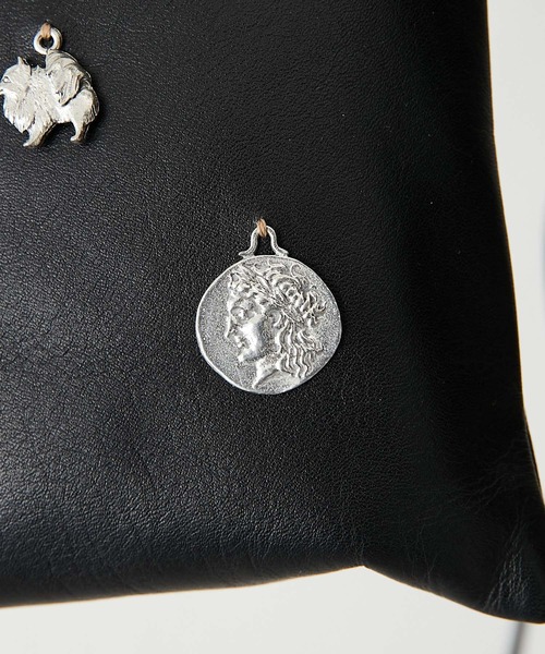 ear PAPILLONNER（イアパピヨネ）の「【Brooklyn Charm(ブルックリンチャーム)×ear】モバイル巾着ショルダーバッグ（ショルダーバッグ・レディース・ブラック×シルバー/ブラック×ゴールド・FREE）」の18枚目の写真