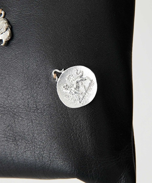 ear PAPILLONNER（イアパピヨネ）の「【Brooklyn Charm(ブルックリンチャーム)×ear】モバイル巾着ショルダーバッグ（ショルダーバッグ・レディース・ブラック×シルバー/ブラック×ゴールド・FREE）」の19枚目の写真