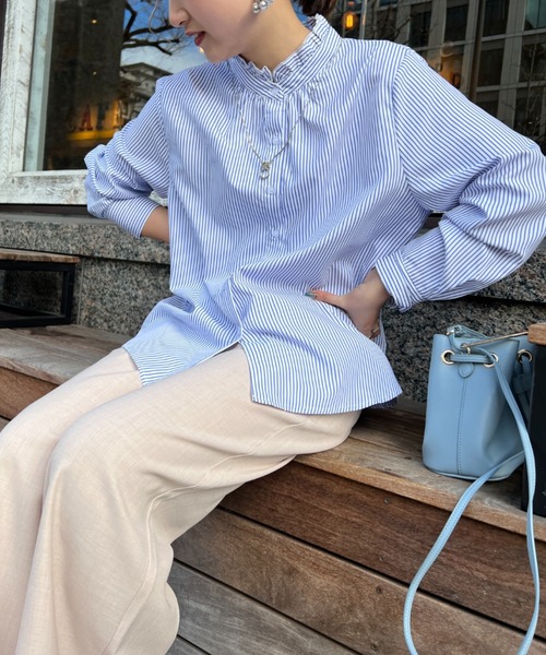 Chez toi（シェトワ）の「ネックフリル裾ラウンドシャツ（シャツ/ブラウス・レディース・オフホワイト/ブルー・FREE）」の2枚目の写真