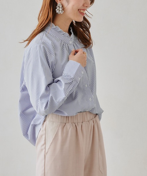 Chez toi（シェトワ）の「ネックフリル裾ラウンドシャツ（シャツ/ブラウス・レディース・オフホワイト/ブルー・FREE）」の4枚目の写真