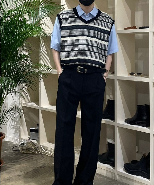 Chikashitsu +（チカシツプラス）の「【Chikashitsu +/チカシツプラス】cropped box border vest/クロップドベスト 短丈ベスト ボーダーベスト Vネックベスト 重ね着 レイヤード ショートベスト（ベスト・メンズ・ブルー/ブラック・ONE SIZE）」の2枚目の写真