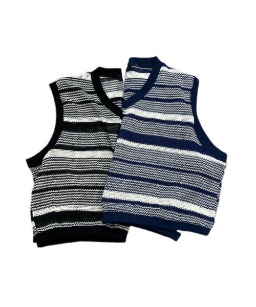 Chikashitsu +（チカシツプラス）の「【Chikashitsu +/チカシツプラス】cropped box border vest/クロップドベスト 短丈ベスト ボーダーベスト Vネックベスト 重ね着 レイヤード ショートベスト（ベスト・メンズ・ブルー/ブラック・ONE SIZE）」の3枚目の写真