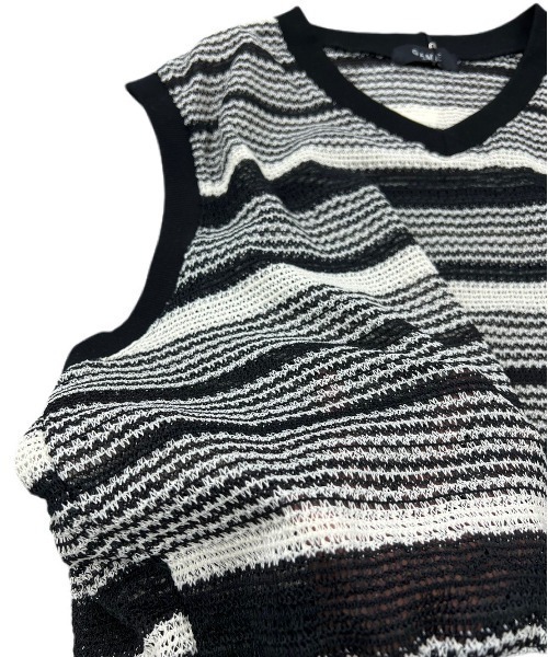 Chikashitsu +（チカシツプラス）の「【Chikashitsu +/チカシツプラス】cropped box border vest/クロップドベスト 短丈ベスト ボーダーベスト Vネックベスト 重ね着 レイヤード ショートベスト（ベスト・メンズ・ブルー/ブラック・ONE SIZE）」の4枚目の写真