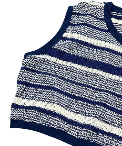 Chikashitsu +（チカシツプラス）の「【Chikashitsu +/チカシツプラス】cropped box border vest/クロップドベスト 短丈ベスト ボーダーベスト Vネックベスト 重ね着 レイヤード ショートベスト（ベスト・メンズ・ブルー/ブラック・ONE SIZE）」の5枚目の写真