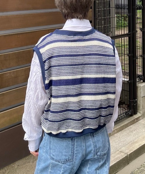 Chikashitsu +（チカシツプラス）の「【Chikashitsu +/チカシツプラス】cropped box border vest/クロップドベスト 短丈ベスト ボーダーベスト Vネックベスト 重ね着 レイヤード ショートベスト（ベスト・メンズ・ブルー/ブラック・ONE SIZE）」の18枚目の写真