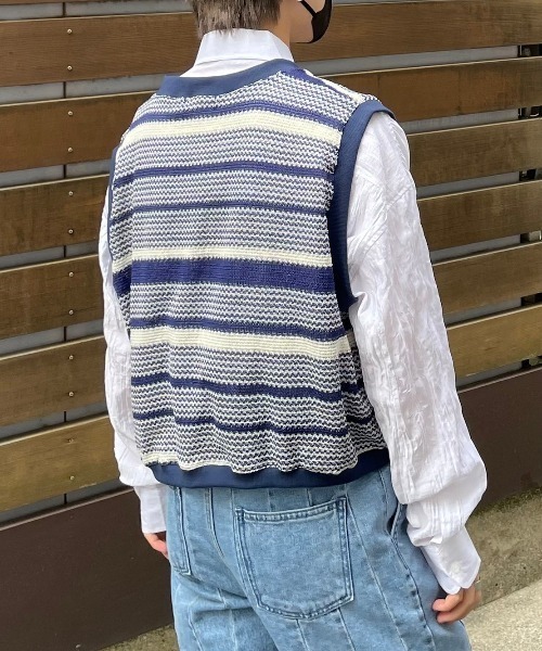 Chikashitsu +（チカシツプラス）の「【Chikashitsu +/チカシツプラス】cropped box border vest/クロップドベスト 短丈ベスト ボーダーベスト Vネックベスト 重ね着 レイヤード ショートベスト（ベスト・メンズ・ブルー/ブラック・ONE SIZE）」の19枚目の写真