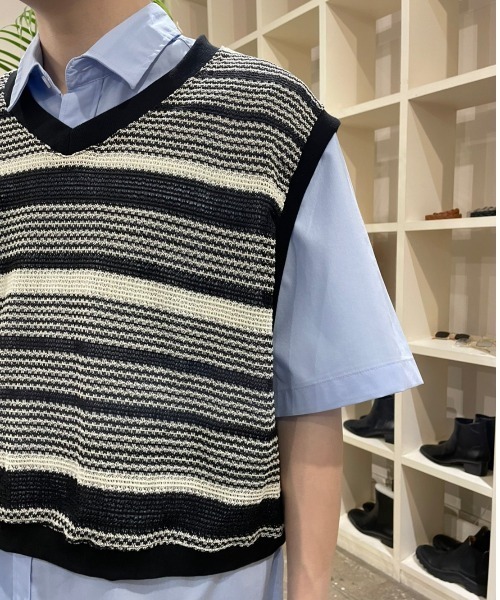 Chikashitsu +（チカシツプラス）の「【Chikashitsu +/チカシツプラス】cropped box border vest/クロップドベスト 短丈ベスト ボーダーベスト Vネックベスト 重ね着 レイヤード ショートベスト（ベスト・メンズ・ブルー/ブラック・ONE SIZE）」の14枚目の写真