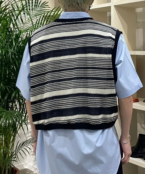 Chikashitsu +（チカシツプラス）の「【Chikashitsu +/チカシツプラス】cropped box border vest/クロップドベスト 短丈ベスト ボーダーベスト Vネックベスト 重ね着 レイヤード ショートベスト（ベスト・メンズ・ブルー/ブラック・ONE SIZE）」の13枚目の写真