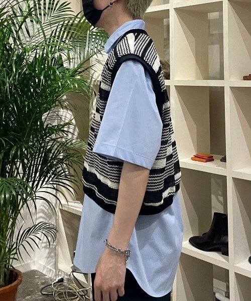 Chikashitsu +（チカシツプラス）の「【Chikashitsu +/チカシツプラス】cropped box border vest/クロップドベスト 短丈ベスト ボーダーベスト Vネックベスト 重ね着 レイヤード ショートベスト（ベスト・メンズ・ブルー/ブラック・ONE SIZE）」の12枚目の写真