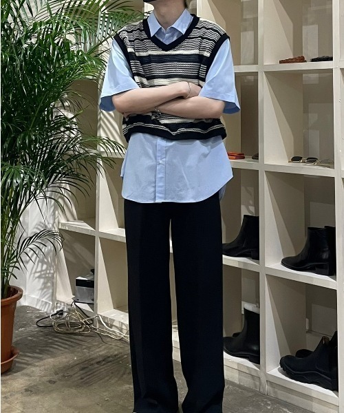 Chikashitsu +（チカシツプラス）の「【Chikashitsu +/チカシツプラス】cropped box border vest/クロップドベスト 短丈ベスト ボーダーベスト Vネックベスト 重ね着 レイヤード ショートベスト（ベスト・メンズ・ブルー/ブラック・ONE SIZE）」の8枚目の写真