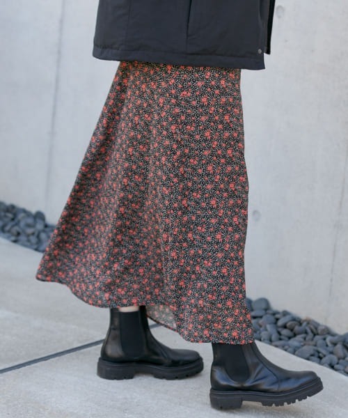 URBAN RESEARCH Sonny Label（アーバンリサーチサニーレーベル）の「スモールフラワードットプリントスカート（スカート・レディース・ネイビー/オレンジ・FREE）」の2枚目の写真