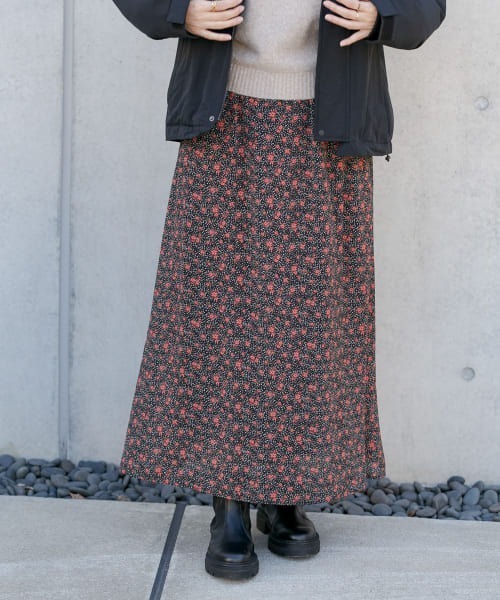 URBAN RESEARCH Sonny Label（アーバンリサーチサニーレーベル）の「スモールフラワードットプリントスカート（スカート・レディース・ネイビー/オレンジ・FREE）」の5枚目の写真