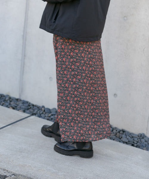 URBAN RESEARCH Sonny Label（アーバンリサーチサニーレーベル）の「スモールフラワードットプリントスカート（スカート・レディース・ネイビー/オレンジ・FREE）」の3枚目の写真