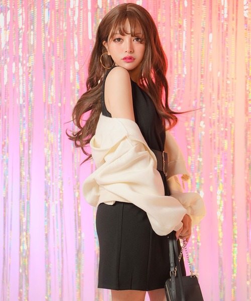 Diable baiser(ディアブルベーゼ)の「コンパクト丈オーバーサイズ裏起毛パーカー【スウェット】【裏毛】(パーカー・レディース・ブラック/オフホワイト・SMALL/MEDIUM/X-LARGE/LARGE/XX-LARGE)」の4枚目の写真