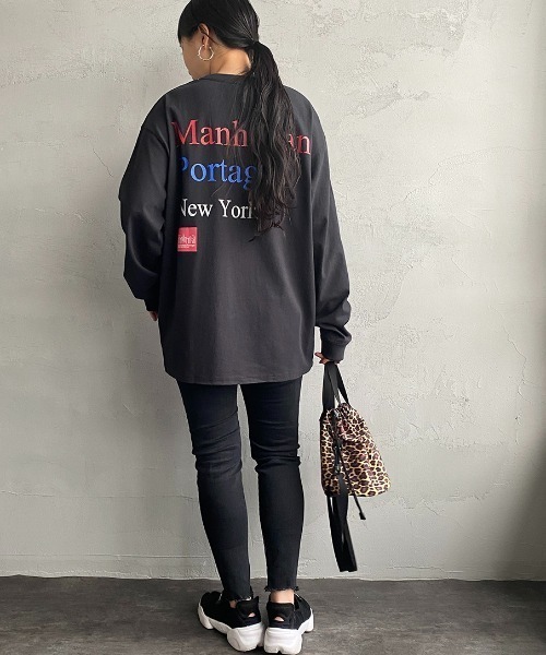 Manhattan Portage（マンハッタンポーテージ）の「【Ray 8月号掲載】[MANHATTAN PORTAGE/マンハッタンポーテージ] 別注 配色バックプリント ロングスリーブTシャツ（Tシャツ/カットソー・レディース・ホワイト/ブラック/ブルー・S/M/L/XL）」の3枚目の写真