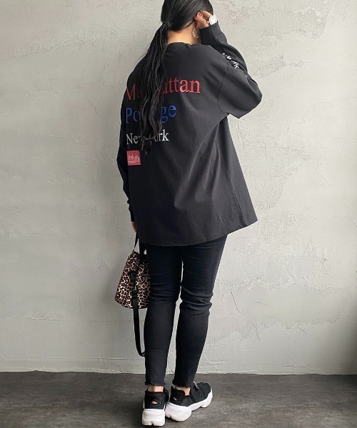 Manhattan Portage（マンハッタンポーテージ）の「【Ray 8月号掲載】[MANHATTAN PORTAGE/マンハッタンポーテージ] 別注 配色バックプリント ロングスリーブTシャツ（Tシャツ/カットソー・レディース・ホワイト/ブラック/ブルー・S/M/L/XL）」の6枚目の写真