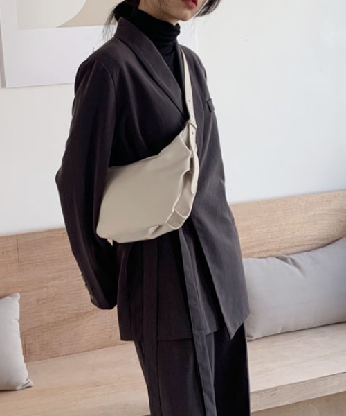 yuue' ( wear )（ユーイ）の「シンプル ショルダーバッグ（ショルダーバッグ・レディース・ブラック/オフホワイト・FREE）」の16枚目の写真