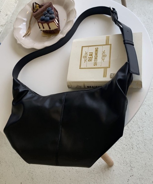 yuue' ( wear )（ユーイ）の「シンプル ショルダーバッグ（ショルダーバッグ・レディース・ブラック/オフホワイト・FREE）」の21枚目の写真