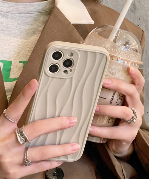 shopnikoniko（ショップニコニコ）の「韓国風 Iphoneケース 15 スマホケース うねうね ウェーブ おしゃれ  13 14（スマホケース/カバー・レディース・ブラック/アイボリー/ベージュ・iPhone 12/iPhone 12 Pro Max/iPhone 14/iPhone 11/iPhone 13 Pro/iPhone 14 Pro Max/iPhone 12 Pro/iPhone 13/iPhone 14 Pro/iPhone 15 Pro/iPhone 15/iPhone 15 Pro Max）」の8枚目の写真