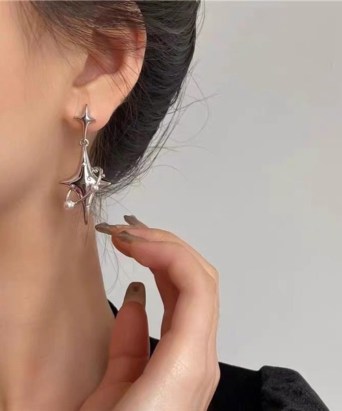 HALEY PESCA（ヘーリーペスカ）の「HALEY PESCA/【Y2Kコーデに】【韓国スタイル】キラキラモチーフチャームピアス（ピアス（両耳用）・レディース・シルバー・FREE）」の3枚目の写真