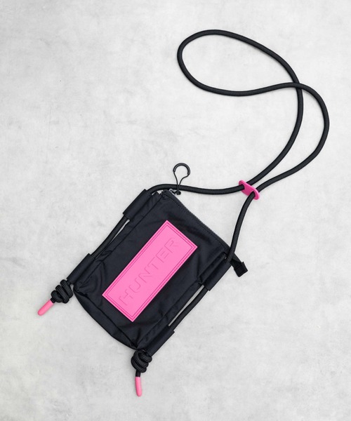 HUNTER（ハンター）の「【66】【HUNTER（ハンター）】TRAVEL RIPSTOP PHONE POUCH（ショルダーバッグ・レディース・ブラック/ライラック/イエロー/ホワイト系その他/グリーン/ホワイト/ベージュ/ブラック×ピンク/ブラウン/ライトブルー/ライトグリーン/ピンク/ブラック系その他/ダークパープル・FREE）」の5枚目の写真