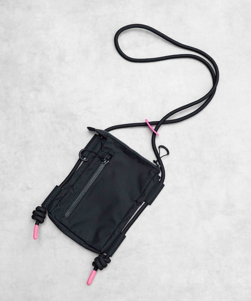 HUNTER（ハンター）の「【66】【HUNTER（ハンター）】TRAVEL RIPSTOP PHONE POUCH（ショルダーバッグ・レディース・ブラック/ライラック/イエロー/ホワイト系その他/グリーン/ホワイト/ベージュ/ブラック×ピンク/ブラウン/ライトブルー/ライトグリーン/ピンク/ブラック系その他/ダークパープル・FREE）」の16枚目の写真