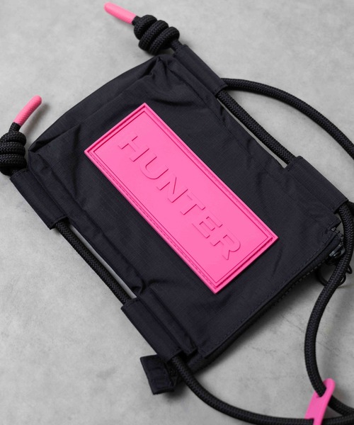 HUNTER（ハンター）の「【66】【HUNTER（ハンター）】TRAVEL RIPSTOP PHONE POUCH（ショルダーバッグ・レディース・ブラック/ライラック/イエロー/ホワイト系その他/グリーン/ホワイト/ベージュ/ブラック×ピンク/ブラウン/ライトブルー/ライトグリーン/ピンク/ブラック系その他/ダークパープル・FREE）」の18枚目の写真