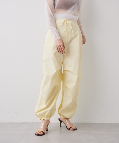 Whim Gazette（ウィムガゼット）の「【THE PAUSE】タックパラシュートパンツ（その他パンツ・レディース・チャコールグレー/レモンイエロー・FREE）」の8枚目の写真