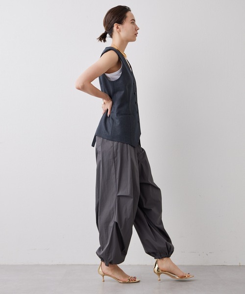 Whim Gazette（ウィムガゼット）の「【THE PAUSE】タックパラシュートパンツ（その他パンツ・レディース・チャコールグレー/レモンイエロー・FREE）」の16枚目の写真