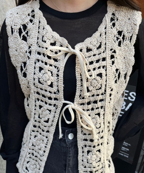 nemne store（ネンネストア）の「《Delfy》かぎ針編みリボンベスト（ベスト・レディース・ブラック/アイボリー・フリー）」の18枚目の写真