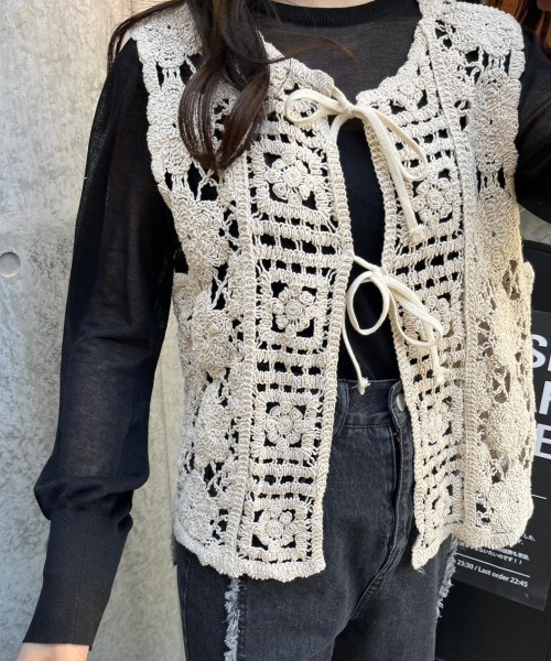 nemne store（ネンネストア）の「《Delfy》かぎ針編みリボンベスト（ベスト・レディース・ブラック/アイボリー・フリー）」の17枚目の写真