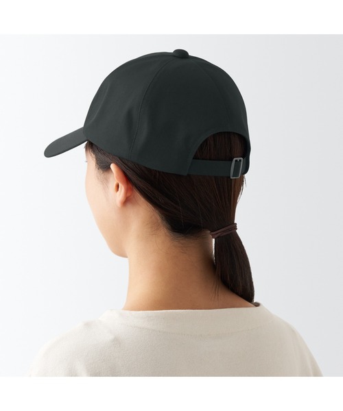 無印良品(ムジルシリョウヒン)の「UVカット 透湿撥水 防水テープ使い キャップ(キャップ・レディース・ベージュ/ブラック・55-59cm)」の8枚目の写真
