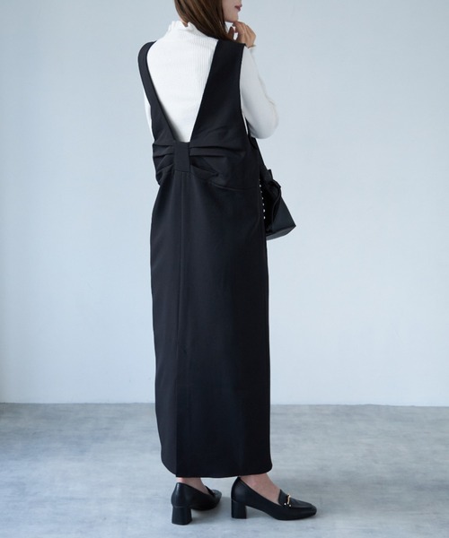 tocco closet（トッコ　クローゼット）の「【ZOZO限定】パール付き後ろりぼんジャンパースカート（ジャンパースカート・レディース・ブラック/グレイッシュベージュ・M）」の6枚目の写真