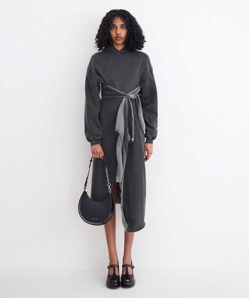 CHARLES & KEITH（チャールズ & キース）の「Olivia オリビア ムーンバッグ（ショルダーバッグ・レディース・ライトベージュ/スミクロ/クリーム・M）」の6枚目の写真