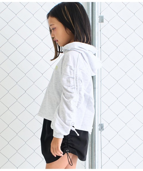 ANAP kids（アナップキッズ）の「袖シャーリングミニ裏毛フーディ（パーカー・キッズ・ライトグレー/ホワイト/サックスブルー・130cm/120cm/110cm）」の12枚目の写真