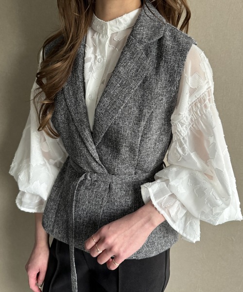 JUNOAH（ジュノア）の「ベルト付きツイードショートベスト（ベスト・レディース・グレー/ブラック/ライトベージュ・MEDIUM/X-LARGE/LARGE）」の17枚目の写真