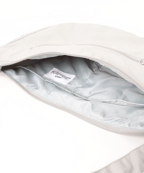 SPINNS（スピンズ）の「ナイロンバナナショルダーバッグ（ショルダーバッグ・メンズ・ブラック/グレー・ONESIZE）」の5枚目の写真