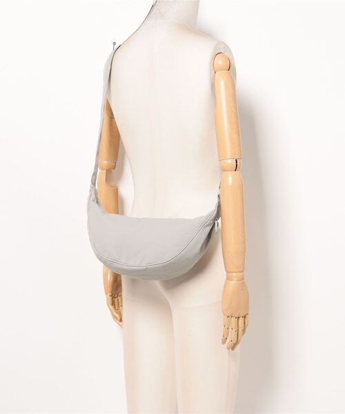 SPINNS（スピンズ）の「ナイロンバナナショルダーバッグ（ショルダーバッグ・メンズ・ブラック/グレー・ONESIZE）」の6枚目の写真