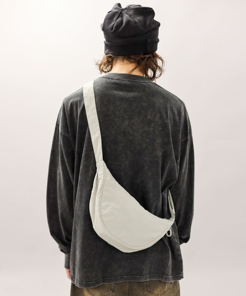 SPINNS（スピンズ）の「ナイロンバナナショルダーバッグ（ショルダーバッグ・メンズ・ブラック/グレー・ONESIZE）」の14枚目の写真