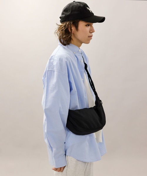 SPINNS（スピンズ）の「ナイロンバナナショルダーバッグ（ショルダーバッグ・メンズ・ブラック/グレー・ONESIZE）」の21枚目の写真