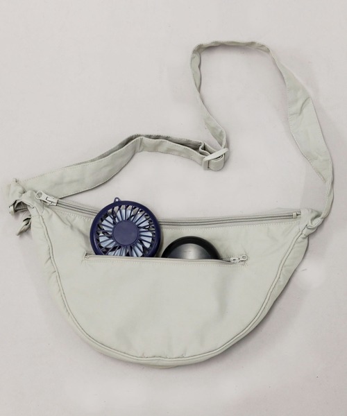 SPINNS（スピンズ）の「ナイロンバナナショルダーバッグ（ショルダーバッグ・メンズ・ブラック/グレー・ONESIZE）」の7枚目の写真