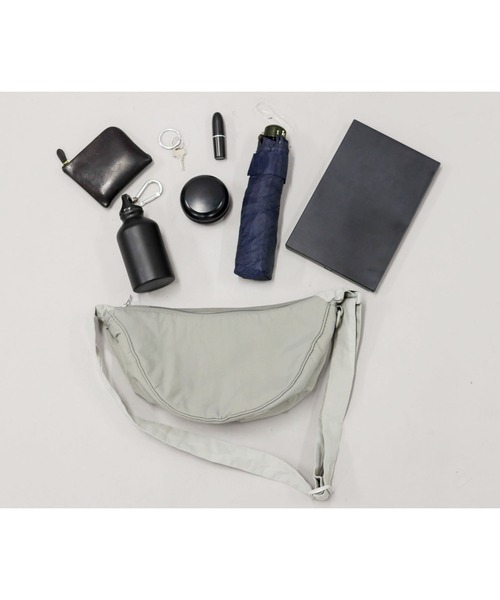 SPINNS（スピンズ）の「ナイロンバナナショルダーバッグ（ショルダーバッグ・メンズ・ブラック/グレー・ONESIZE）」の8枚目の写真