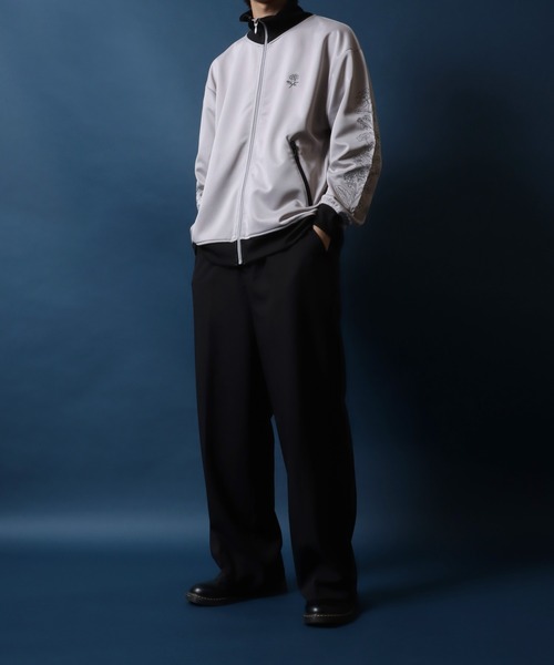 ANPAS（アンパス）の「ANPAS Flower Embroidery Track Jacket/ANPAS 別注 トラックジャケット花刺繍 トップス ワンポイント刺繍トラックジャケット 袖刺繍 ジャージ（ジャージ・メンズ・ブラック系その他/ブラック/ワイン/チャコール/グレイッシュベージュ/アイボリー・M/L）」の9枚目の写真