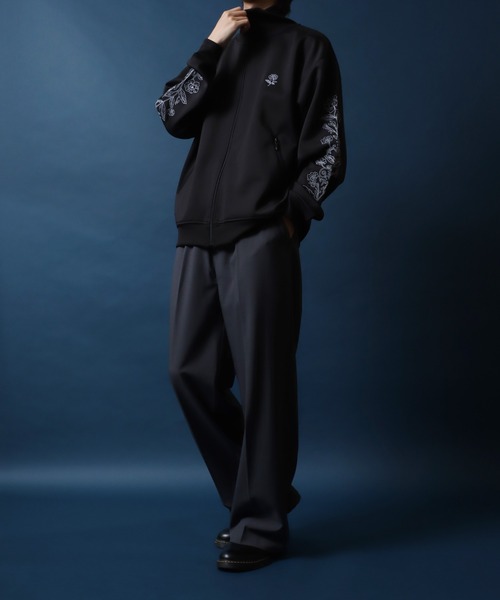 ANPAS（アンパス）の「ANPAS Flower Embroidery Track Jacket/ANPAS 別注 トラックジャケット花刺繍 トップス ワンポイント刺繍トラックジャケット 袖刺繍 ジャージ（ジャージ・メンズ・ブラック系その他/ブラック/ワイン/チャコール/グレイッシュベージュ/アイボリー・M/L）」の11枚目の写真