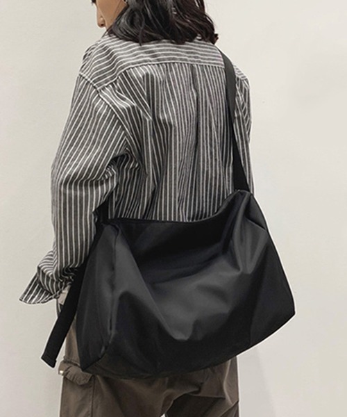 美品　ISSEYMIYAKE　レディース ビッグショルダー 黒ブルゾン ナイロンビッグショルダーバッグ（ショルダーバッグ