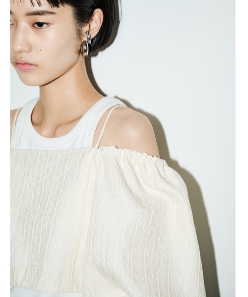 AIC.（エーアイシー）の「2WAYふくれジャガードオフショルトップス（シャツ/ブラウス・レディース・ブラック/アイボリー・FREE）」の2枚目の写真