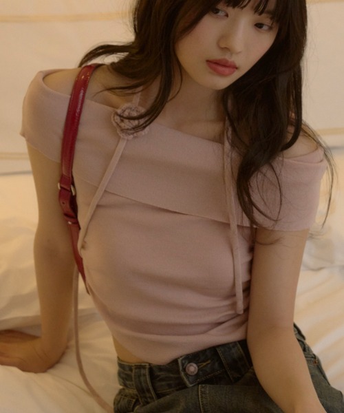 GIUNON（ジウノン）の「flower tie set off shoulder / フラワータイセットオフショルダー（Tシャツ/カットソー・レディース・ブラック/ピンク/アイボリー・FREE）」の3枚目の写真