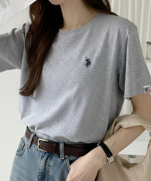 U.S. POLO ASSN.（ユーエスポロアッスン）の「U.S. POLO ASSN. 10色展開 大人気のワンポイント刺繍 コンパクトシルエット ベーシック Tシャツ（Tシャツ/カットソー・レディース・ブラック系/ホワイト/ブラック/ベージュ/グリーン/ピンク/ネイビー/ライトピンク/グレー/ライトブルー・M/L/S）」の4枚目の写真